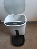 Hranitor pisici si catei 5l (1.5kg), 12 mese, voce, baterii+retea, stare f. buna