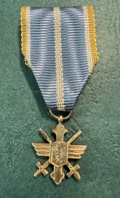 Miniatura Virtutea Aeronautica in grad de Cruce de Aur pe timp de razboi Carol 2 marcaj pe inel foto