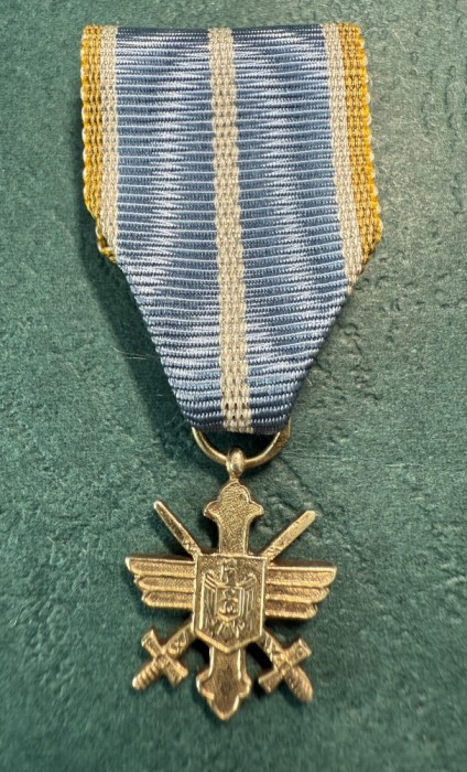 Miniatura Virtutea Aeronautica in grad de Cruce de Aur pe timp de razboi Carol 2 marcaj pe inel