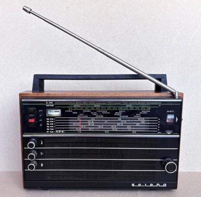 Radio portabil rusesc SELENA B211, arata perfect si functioneaza cu 6 baterii, made in URSS 1981 foto