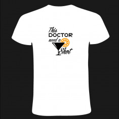 Tricou personalizat This Doctor need a shot, 100% bumbac, cod produs T06