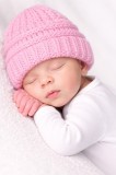 Caciulita roz crosetata tip fes pentru bebelusi (Marime Disponibila: 0-3 luni)