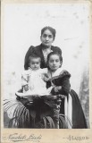 18PMD Cornelia Brediceanu, născută Rădulescu, cu fiicele Sempronia și Cornelia (viitoarea soție a lui Lucian Blaga), studio Naschitz L&aacute;szl&oacute;, Lugoj
