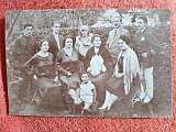 Fotografie tip carte postala, doi militari la reuniune de familie, prioada interbelica