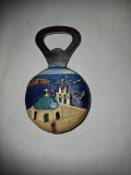 Deschizator Desfacator cu magnet pentru capace sticle &quot;SANTORINI&quot; rasina &amp; metal