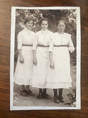 Fotografie interbelica reprezentand trei domnite avand tinuta de pension foto