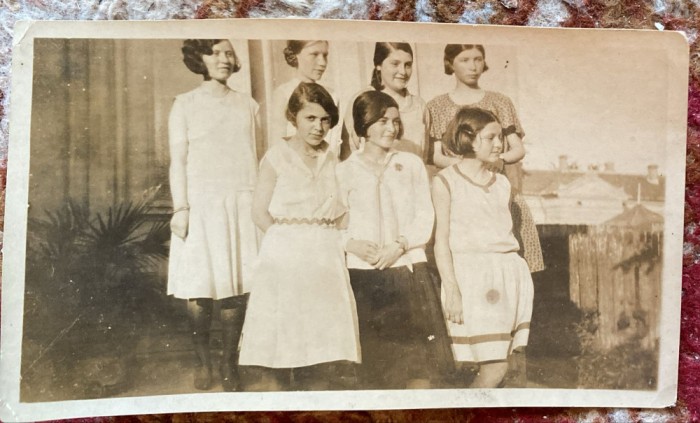 FOTOGRAFIE VECHE INTERBELICA/GRUP DE TINERE FETE/107 X 69 mm./,,Velox&quot;/ POZE