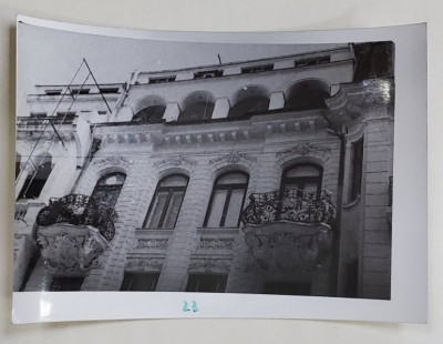 FATADA CU ETAJELE SUPERIOARE , CLADIRE DIN CENTRUL ISTORIC , FOTOGRAFIE , ANII &amp;#039; 60 - &amp;#039; 70 foto