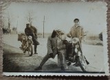 Fotografie de grup cu motociclete, Romania comunista