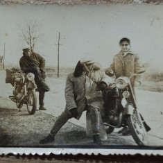 Fotografie de grup cu motociclete, Romania comunista