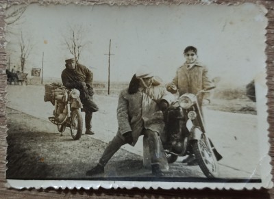 Fotografie de grup cu motociclete, Romania comunista foto