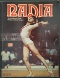 NADIA (COMANECI): CARTE-ALBUM PUBLICATA IN CANADA (LES EDITIONS DE L&#039;HOMME 1976/LIMBA FRANCEZA) [TEXTE DE BENOIT AUBIN &amp; PHOTOS B/W DE DENIS BRODEUR]
