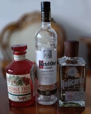 3 sticle goale de vodka ?i Rom foto