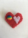Brosa inima: Love and Peace, fetru, 5x5cm, cu curcubeu / rainbow, handmade