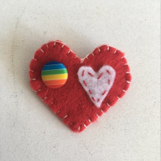 Brosa inima: Love and Peace, fetru, 5x5cm, cu curcubeu / rainbow, handmade