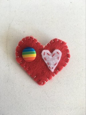 Brosa inima: Love and Peace, fetru, 5x5cm, cu curcubeu / rainbow, handmade foto