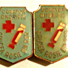 MEDICINA LOT 2 INSIGNE DONATOR ONORIFIC CRUCEA ROSIE A RSR DIFERENTA CULOARE