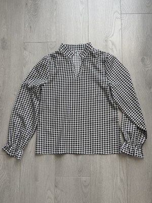 Camasa purtata o data foto