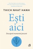 Cumpara ieftin Esti Aici, Thich Nhat Hanh - Editura Curtea Veche