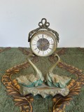 9.Ceas de masă vintage susținut de lebede, bronz/alamă patinată, Made in Germany
