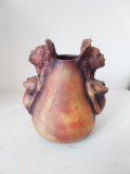 Vază ceramică decorativă &ndash; model etnic sculptural, 18.5 cm &icirc;nălțime, obiect decorativ unicat &ndash; ceramică modelată manual, motiv tribal