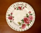 FARFURIE DIN PORTELAN ENGLEZESC- MARCAJ ROYAL ALBERT- BONE CHINA- NOVEMBER- CHRYSANTHEMUM D16CM