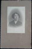 Fotografie tip CDV, Femeie cu parul strans, perioada interbelica