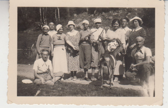 M5 E23 - FOTO - Fotografie foarte veche - grup de turisti la munte - anii 1940