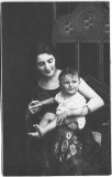 P3102N Femeie cu copil &icirc;n jilț cu model neorom&acirc;nesc, studio Foto Arta N Ioanid, Constanța, perioada interbelică