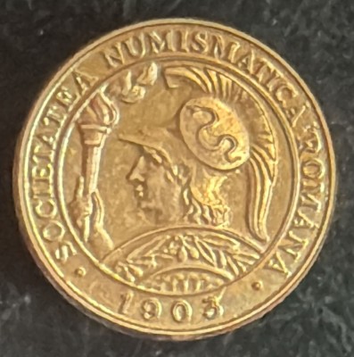 SOCIETATEA NUMISMATICA ROMANA 1903/INSIGNA VECHE IN STARE F.BUNA/ 18 mm. foto
