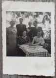 Fotografie de grup cu ziarul Universul, perioada interbelica