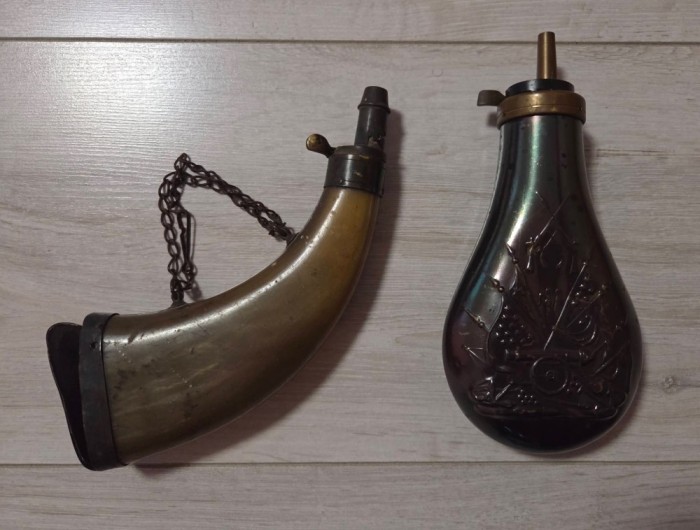 Lot doua Recipiente praf de pusca / Corn