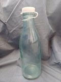 NI3-108 Sticlă rom&acirc;nească pentru lapte, cu capac original din plastic, perioada comunistă