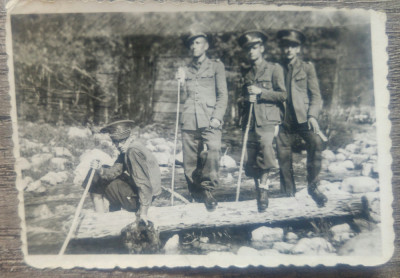 Elevi militar in excursie, pe apa Butii// 1943 foto