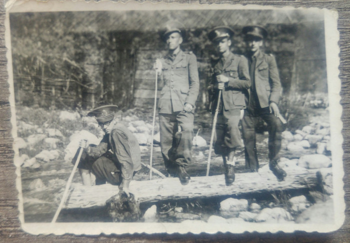 Elevi militar in excursie, pe apa Butii// 1943