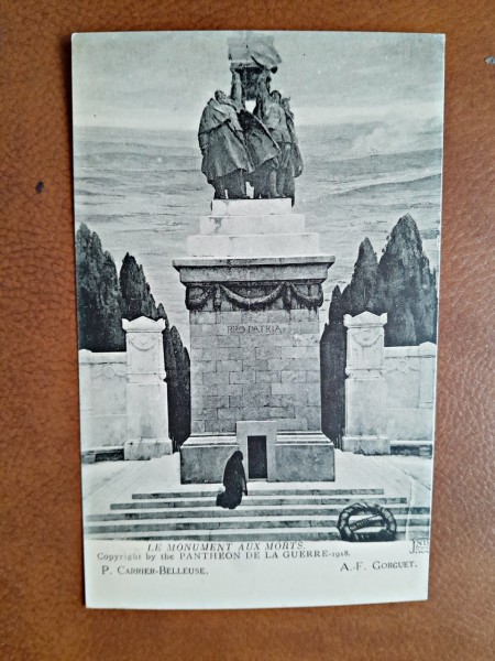 Carte postala Le monument aux morts, perioada interbelica