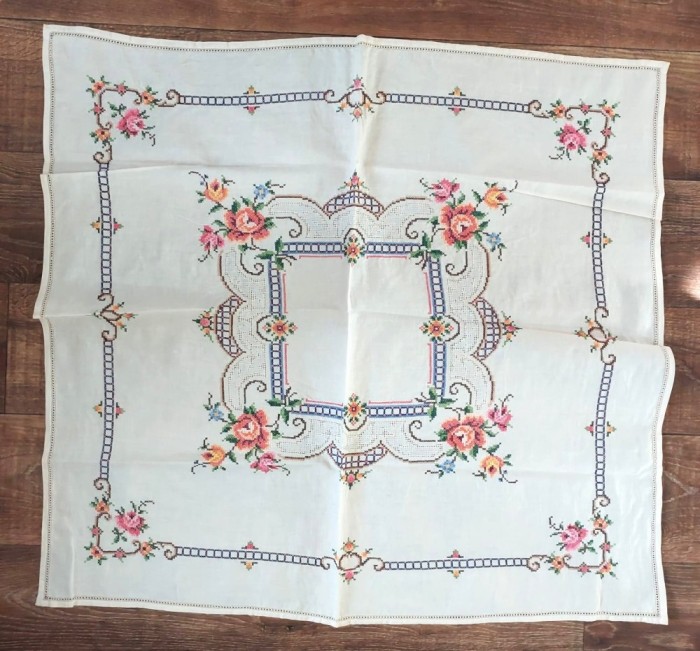 Fata de masa broderie cusatura de mana in cruciulita, pe panza de bumbac, lucru manual, 78 x 82cm