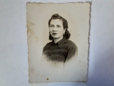 Fotografie 6/9 cm cu femeie din București &amp;icirc;n 1944 foto