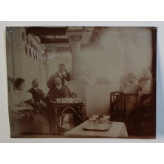 FOTOGRAFIE DE FAMILIE PE TERASA UNEI CASE , MONOCROMA, PE HARTIE LUCIOASA , INCEPUTUL SECOLULUI XX , VOALATA IN COLTUL DIN DREAPTA *