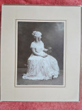 Fotografie pe carton, femeie cu peruca stand pe scaun, perioada interbelica