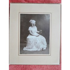 Fotografie pe carton, femeie cu peruca stand pe scaun, perioada interbelica
