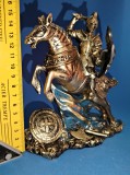 Statueta cavaler ecvestru 15 cm h rasina vopsita scut plastic detasabil stare impecabila vopsit metalic detalii realistice