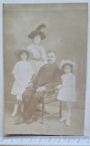Carte poștală foto familie &ndash; cca. 1910 &ndash; portret părinți și două fete