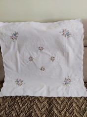 Față de masă, broderie model floral foto