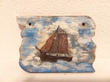 Pictura pe placaj/lemn, barca pe mare, obiect de decor, cu 2 gauri pentru agatat pe perete, 14x10cm