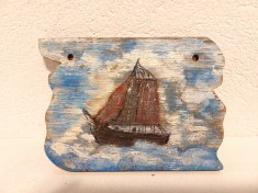 Pictura pe placaj/lemn, barca pe mare, obiect de decor, cu 2 gauri pentru agatat pe perete, 14x10cm