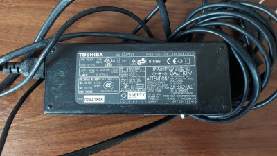 INCARCATOR TOSHIBA 15V -5 A LA 100-240 V . PENTRU LEPTOP . foto