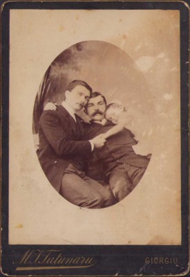 HST P2/123 Poza bărbați cu copil z&amp;acirc;mbind studio Tutunaru Giurgiu foto