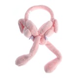 Casti de iarna cu urechi de iepure si fata zambitoare