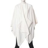 Poncho alb cu buzunare din blanita pufoasa